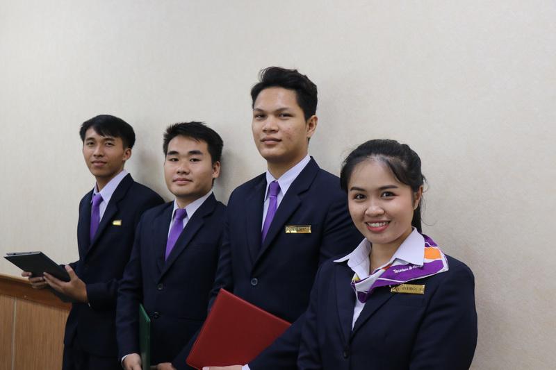 2. พิธีลงนามบันทึกความตกลงในการจัดการอบรม สำหรับผู้ขอรับใบอนุญาตขับรถและผู้ขอต่ออายุใบอนุญาตขับรถ วันที่ 21 กันยายน 2560 ณ ห้องประชุมสภามหาวิทยาลัย ชั้น 8 อาคารเรียนรวมและอำนวยการ (อาคาร 14) มหาวิทยาลัยราชภัฏกำแพงเพชร